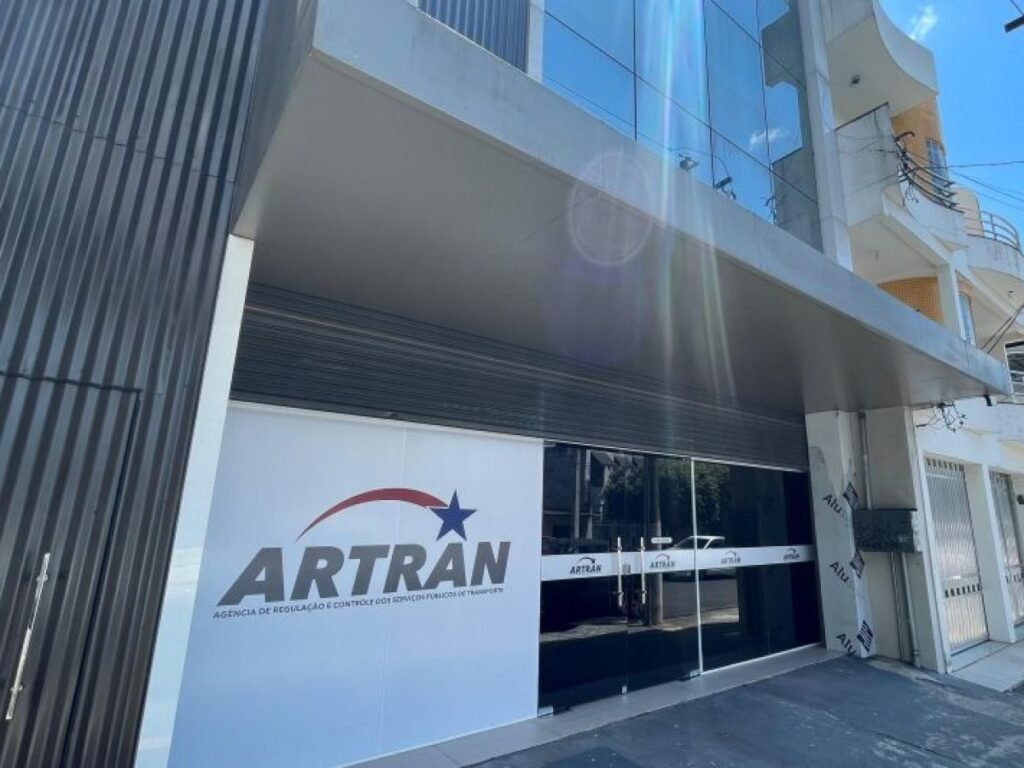 Trabalhadores afirmam que foram comunicados sobre a não renovação dos vínculos apenas um dia antes do encerramento.