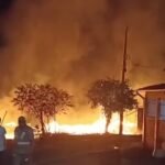 Corpo de Bombeiros controlou as chamas com apoio de caminhão-pipa da prefeitura; ninguém ficou ferido e famílias perderam todos os bens.