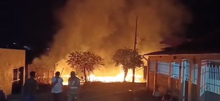 Corpo de Bombeiros controlou as chamas com apoio de caminhão-pipa da prefeitura; ninguém ficou ferido e famílias perderam todos os bens.