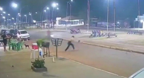Mulher correu para retirar a criança da avenida após perceber o risco de atropelamento e acabou sendo atingida pela moto; menina não ficou ferida.