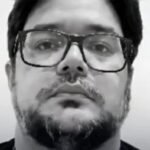 Servidor público de 49 anos foi encontrado morto dentro de casa em Itapema; segundo suspeito também foi preso por envolvimento no homicídio.