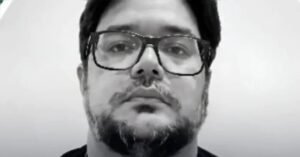 Servidor público de 49 anos foi encontrado morto dentro de casa em Itapema; segundo suspeito também foi preso por envolvimento no homicídio.