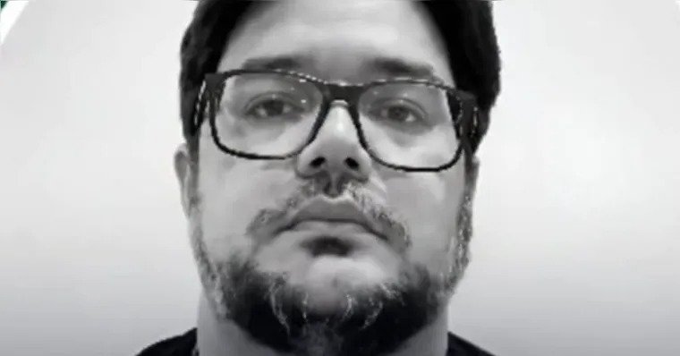 Servidor público de 49 anos foi encontrado morto dentro de casa em Itapema; segundo suspeito também foi preso por envolvimento no homicídio.
