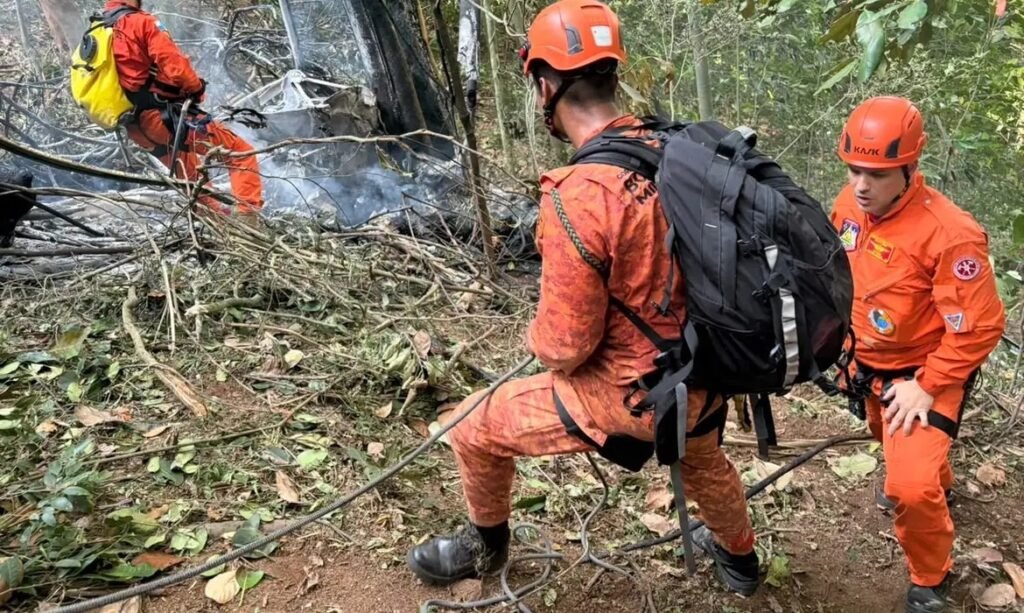 Queda de helicóptero deixa quatro mortos no Rio de Janeiro