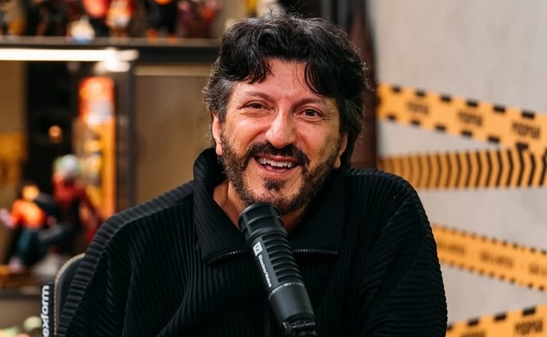 Esposa do criador do canal Aviões e Música informou que ele perdeu parte dos movimentos nas últimas semanas; doença é rara, neurodegenerativa e não tem cura