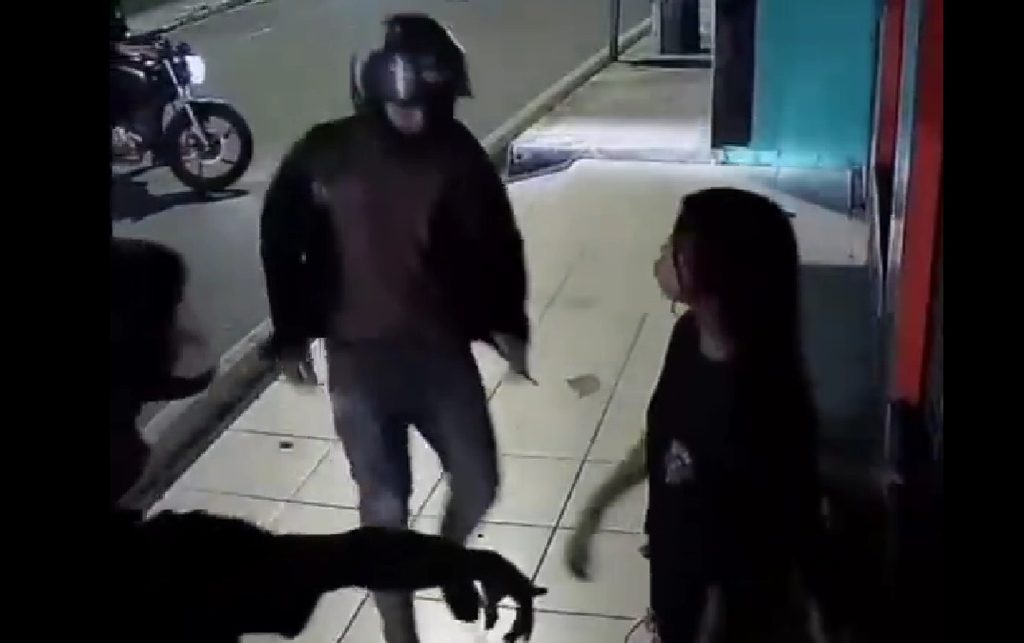 Câmera de segurança registrou a abordagem; moradores relatam que crimes semelhantes são frequentes nas proximidades de um shopping da região