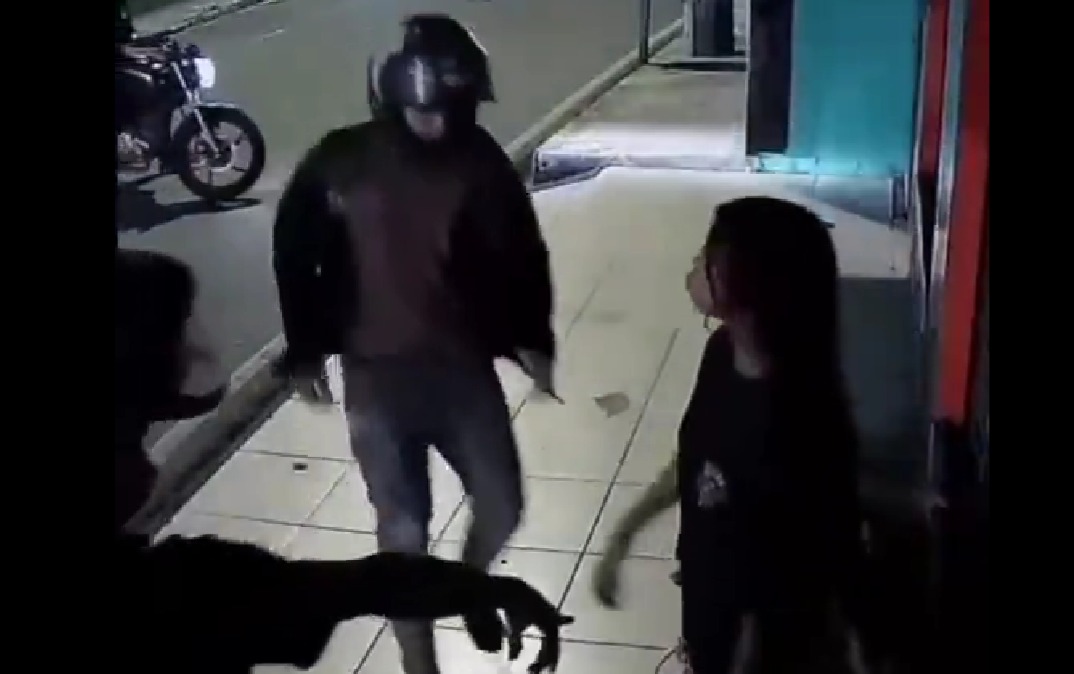 Câmera de segurança registrou a abordagem; moradores relatam que crimes semelhantes são frequentes nas proximidades de um shopping da região