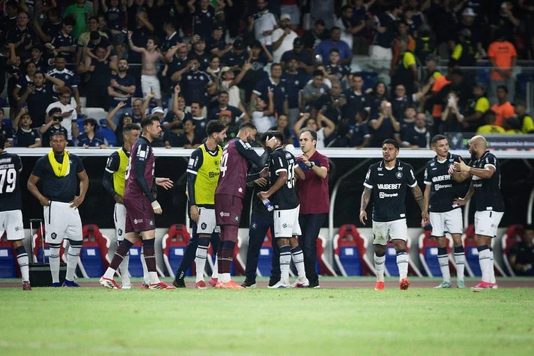 Leão busca encerrar sequência de sete jogos sem vencer, enquanto o Rubro-Negro tenta assumir a liderança da Série A neste domingo, no Mangueirão