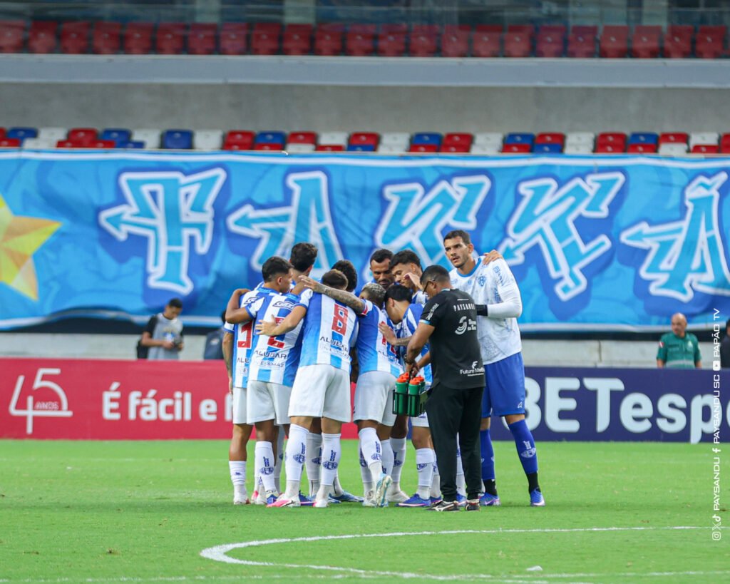 Jogadores do Paysandu abraçados antes da partida começar