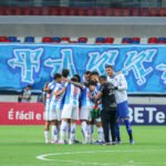 Jogadores do Paysandu abraçados antes da partida começar
