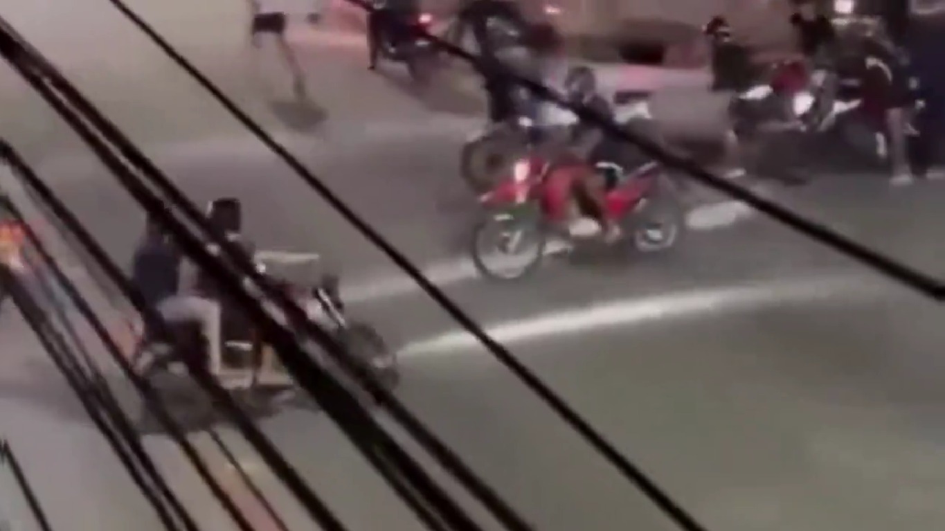 Briga aconteceu em uma área residencial da Cidade Nova na noite desta quarta-feira (9) e foi registrada em vídeos