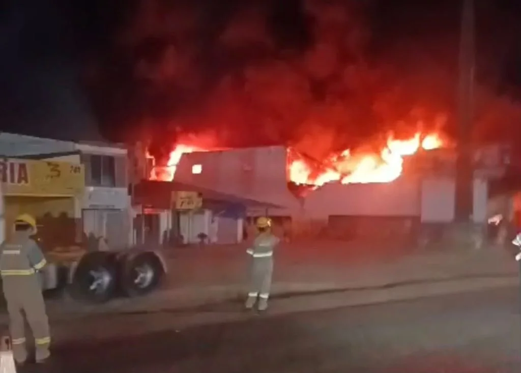 Fogo atingiu estabelecimento na BR-316, no bairro São José, na noite deste sábado (5); vítimas seriam da mesma família
