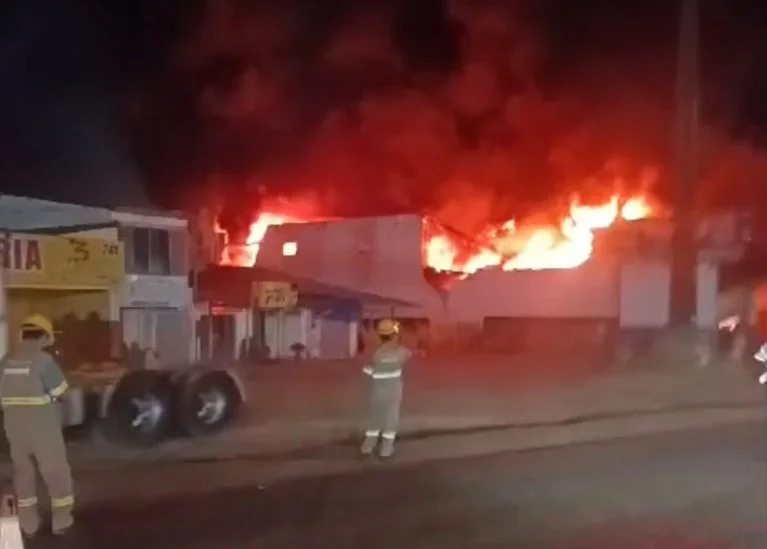 Fogo atingiu estabelecimento na BR-316, no bairro São José, na noite deste sábado (5); vítimas seriam da mesma família