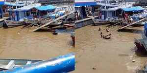 Embarcações de pequeno e médio porte que estavam atracadas ou navegavam sob a ponte foram atingidas durante o desabamento e acabaram afundando.