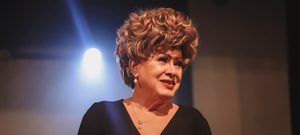 Espetáculo marca a estreia de uma nova personagem da atriz e transforma experiências sobre perdas e recomeços em uma comédia