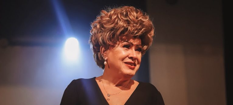 Espetáculo marca a estreia de uma nova personagem da atriz e transforma experiências sobre perdas e recomeços em uma comédia