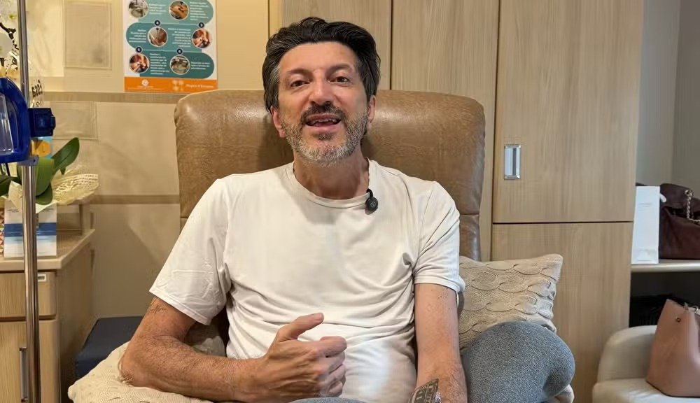 Criador de conteúdo, de 59 anos, foi diagnosticado com doença de Creutzfeldt-Jakob e terá acompanhamento integral de profissionais de saúde na residência