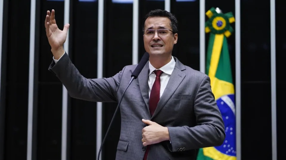 Decisão foi tomada após cerca de sete horas de julgamento; ex-procurador comemorou resultado e afirmou que pretende investigar Lulinha e defender impeachment de ministros do STF