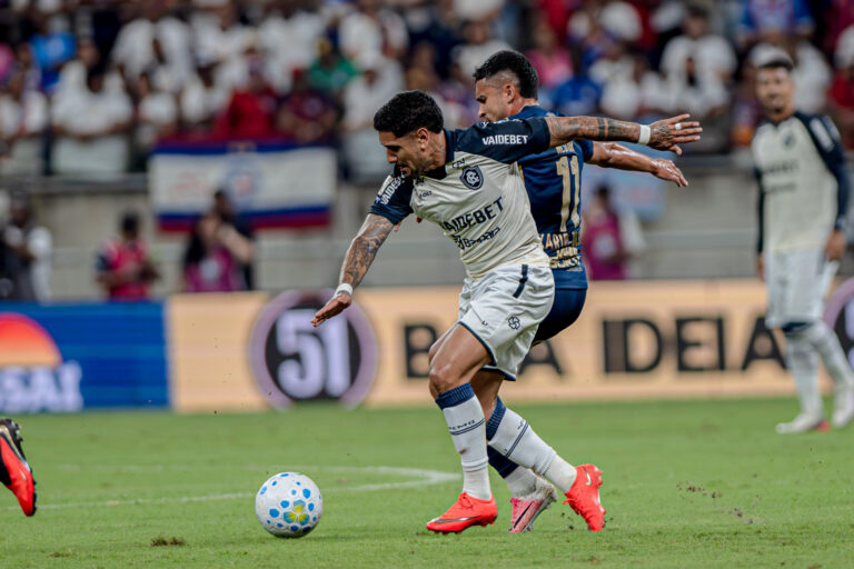 Jogadores de Remo e Bahia disputando bola