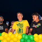 Daniel Santos participa de ato da direita bolsonarista em Belém ao lado de lideranças políticas durante a campanha eleitoral de 2026.
