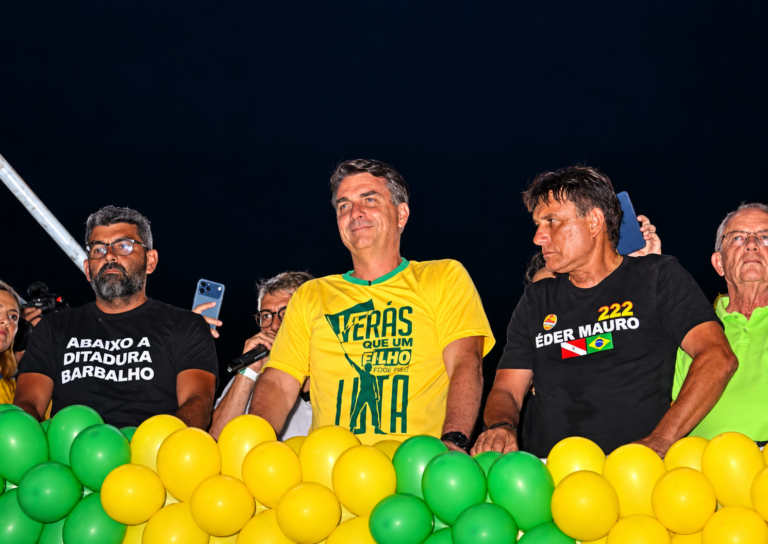 Daniel Santos participa de ato da direita bolsonarista em Belém ao lado de lideranças políticas durante a campanha eleitoral de 2026.