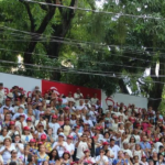 Na imagem em destaque, fiéis acompanhando o Círio nas arquibancadas