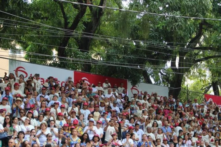 Na imagem em destaque, fiéis acompanhando o Círio nas arquibancadas