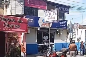Na imagem em destaque, a clínica alvo do assalto no Tapanã