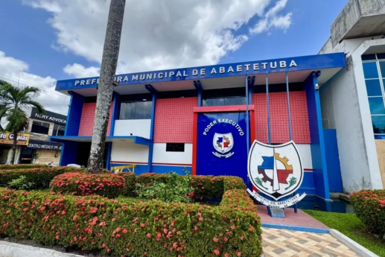 Na imagem em destaque, a sede da Prefeitura de Abaetetuba