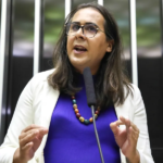 Na imagem em destaque, a deputada Duda Salabert