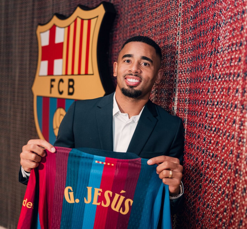 Gabriel Jesus chega ao Barcelona e assina até 2029