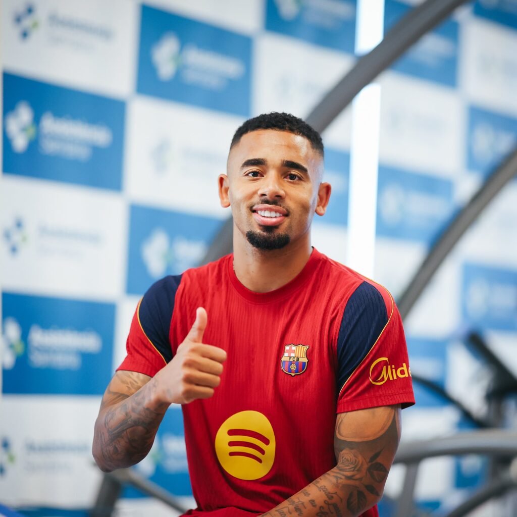 Gabriel Jesus chega ao Barcelona e assina até 2029