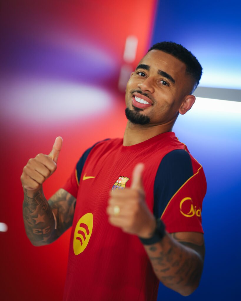 Gabriel Jesus chega ao Barcelona e assina até 2029