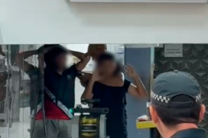 Na imagem em destaque, o momento da ação criminosa