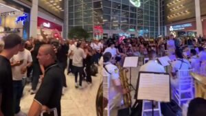 Apresentação especial no Parque Shopping celebrou a Independência do Brasil e levou um dos maiores sucessos de Joelma ao repertório