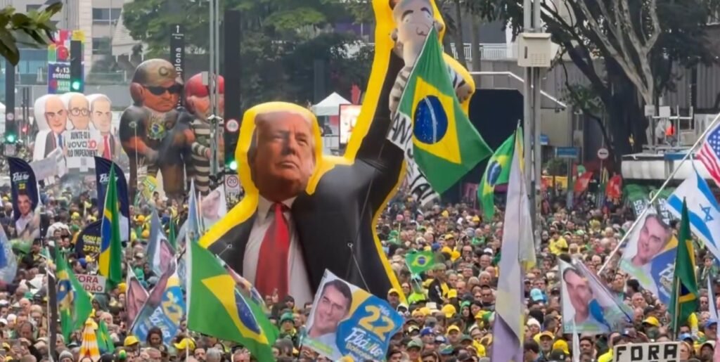 Manifestantes também exibiram bandeiras dos Estados Unidos e cartazes em inglês durante a manifestação deste 7 de Setembro