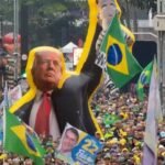 Manifestantes também exibiram bandeiras dos Estados Unidos e cartazes em inglês durante a manifestação deste 7 de Setembro