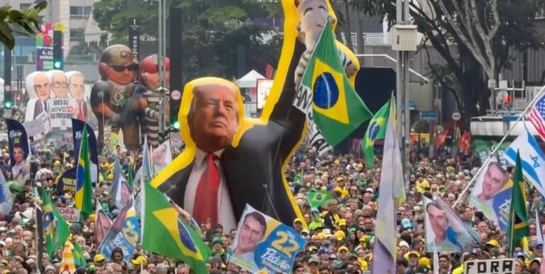 Manifestantes também exibiram bandeiras dos Estados Unidos e cartazes em inglês durante a manifestação deste 7 de Setembro