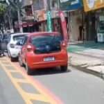 Carros estacionados em ciclofaixa no Guama