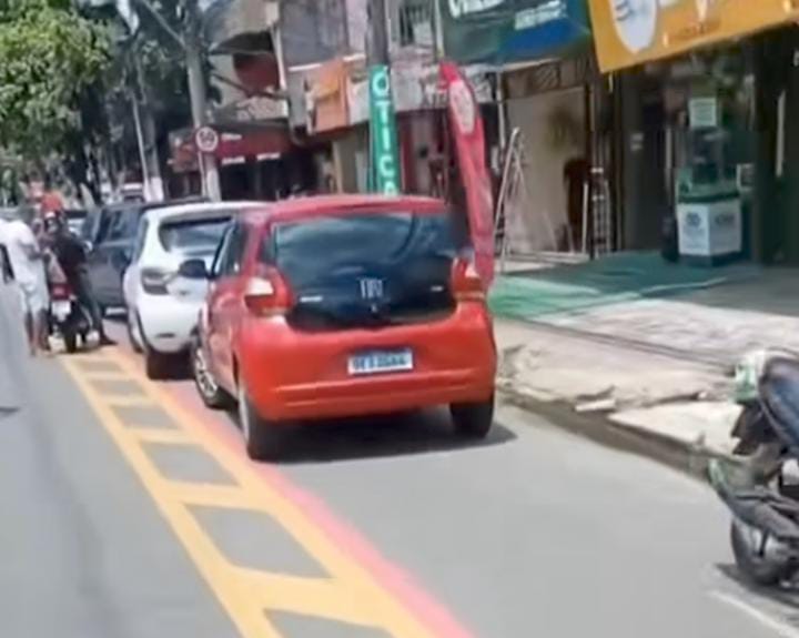 Carros estacionados em ciclofaixa no Guama
