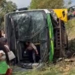 Veículo se envolveu em ocorrência nas proximidades de Curuçambaba; equipes de saúde e ambulâncias foram acionadas para atender os passageiros