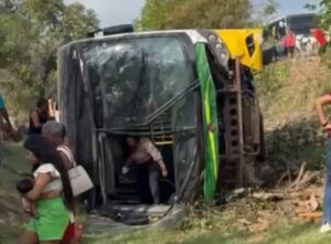Veículo se envolveu em ocorrência nas proximidades de Curuçambaba; equipes de saúde e ambulâncias foram acionadas para atender os passageiros
