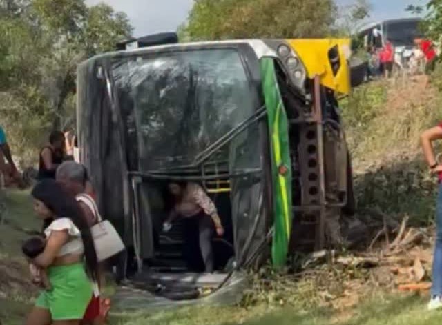 Veículo se envolveu em ocorrência nas proximidades de Curuçambaba; equipes de saúde e ambulâncias foram acionadas para atender os passageiros