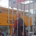 Influenciador apareceu dentro de uma jaula durante manifestação nesta quarta-feira (10), na capital paraense