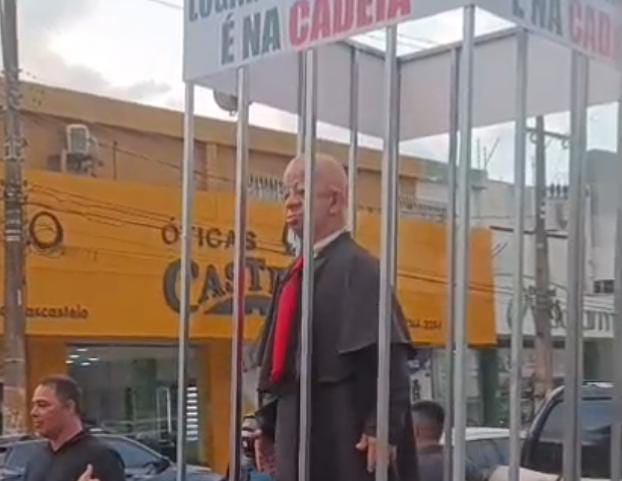 Influenciador apareceu dentro de uma jaula durante manifestação nesta quarta-feira (10), na capital paraense
