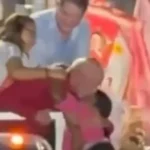 Primeira-dama puxou o presidente durante cumprimento a apoiadora que havia subido na caminhonete; cena repercutiu nas redes sociais