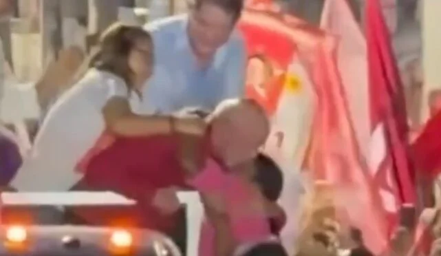 Primeira-dama puxou o presidente durante cumprimento a apoiadora que havia subido na caminhonete; cena repercutiu nas redes sociais